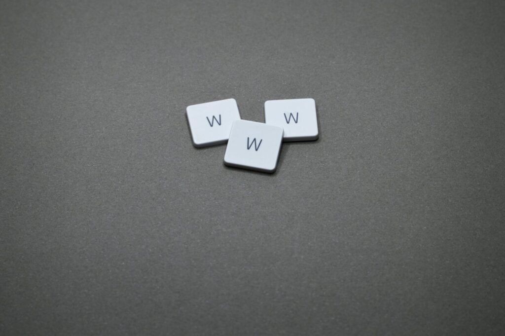 Trzy przyciski z literami "w"
